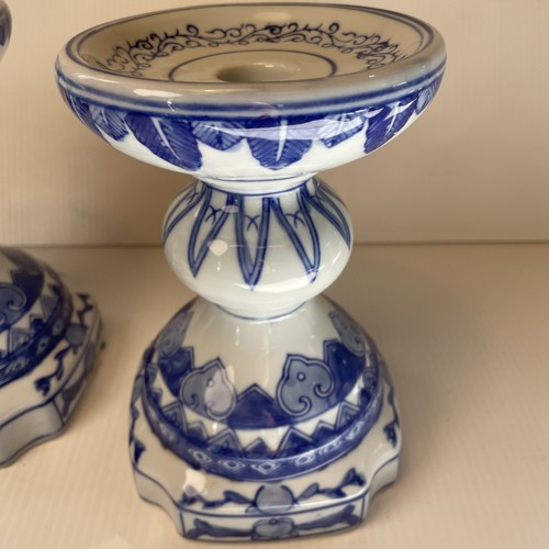 "Par de candelabros de pilar de cerámica Chinoiserie azul y blanco vintage largo 7,5""" - Imagen 10 de 16