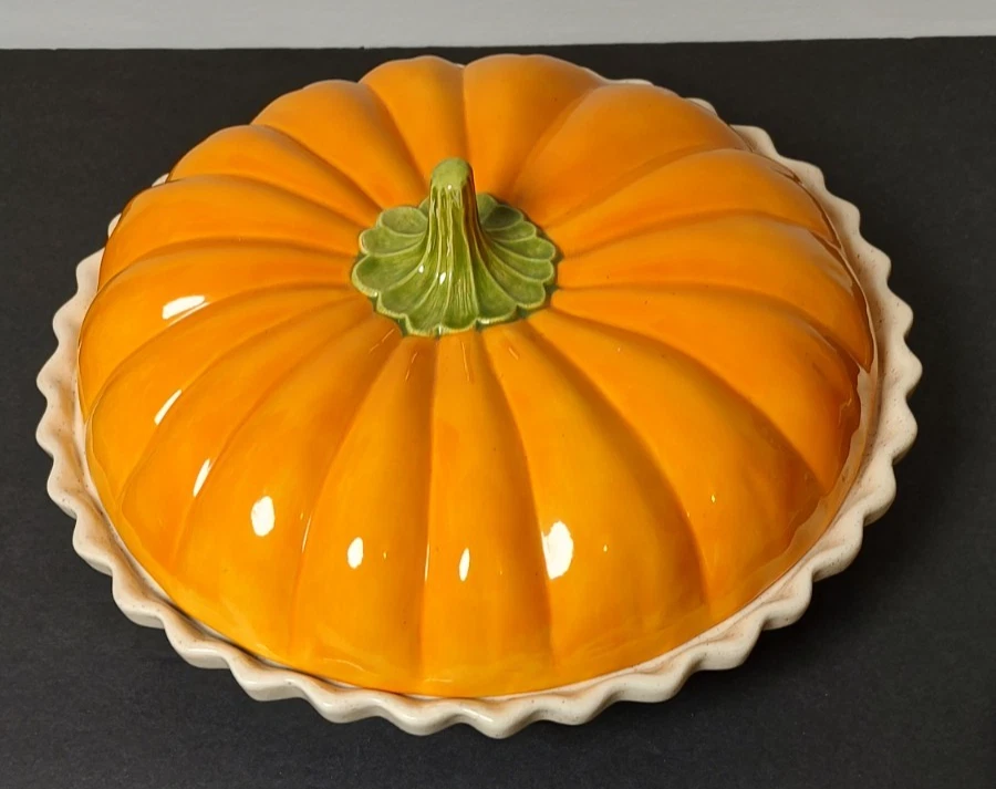 VTG Ceramic Pumpkin Pie Keeper Plate With Lid 12" in Diameter