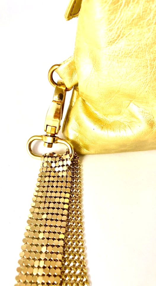 Cartera vintage dorada con cremallera con asa de malla dorada vegana PVC totalmente forrada Foto 3 de 4