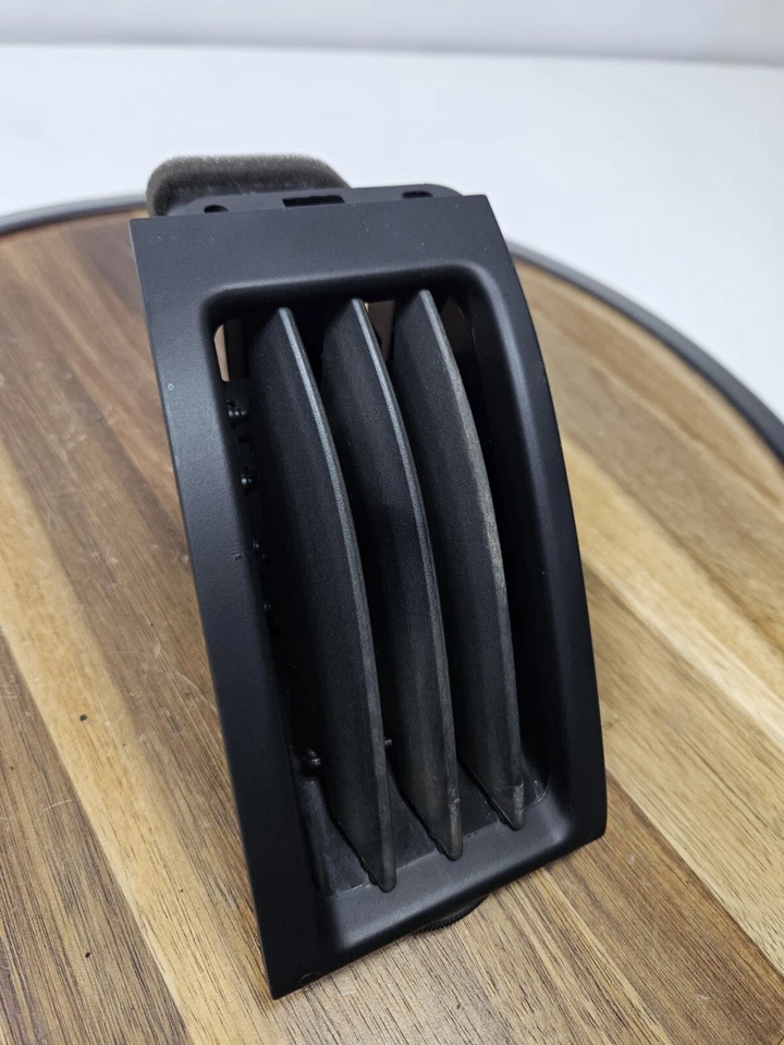 Land Rover LR2 SE 2009 tablero del lado del pasajero delantero derecho rejilla de ventilación de aire OEM Foto 2 de 4