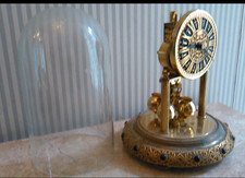 Pendule Horloge 400 jours métal doré sous globe en verre vintage à remonter