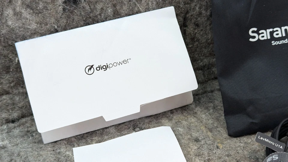 Micrófono lavalier con clip LavMicro U1A con adaptador de cable/rayo de 6,6' (2 m) Foto 2 de 4