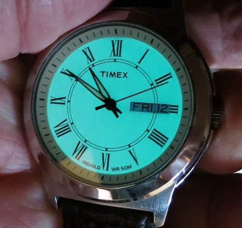 VINTAGE MENS TIMEX INDIGLO WR 50M DAY/DATE WRISTWATCH RUNS....