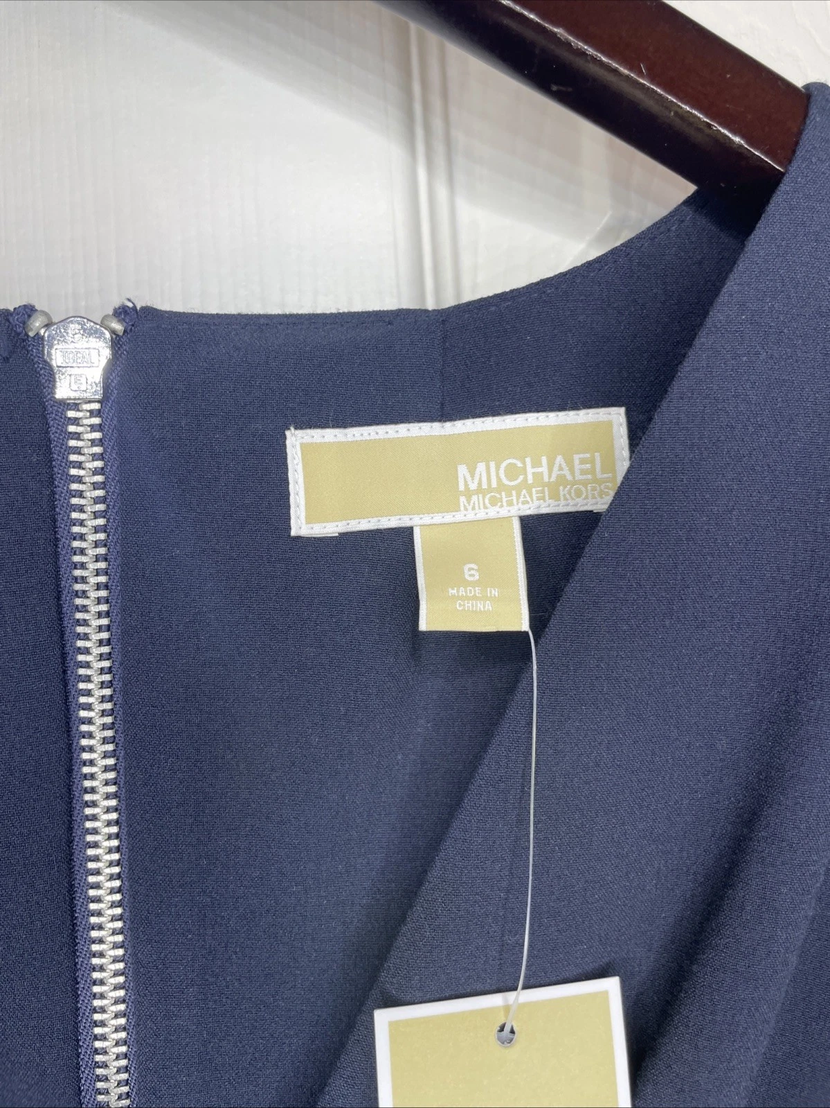 Abito da cocktail scollo a V Michael Kors blu navy tubino taglia 6 volant senza maniche nuovo con etichette