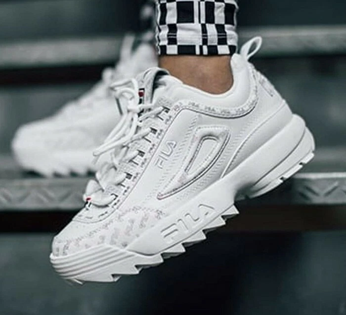 NEW WOMENS CLASSIC FILA DISRUPTOR 2 PREMIUM LIMITED WHITE FLAG SNEAKERS |