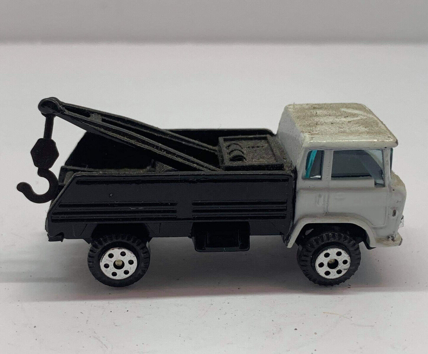 YATMING Crane Truck White Cabin and Black Trunk & Hook