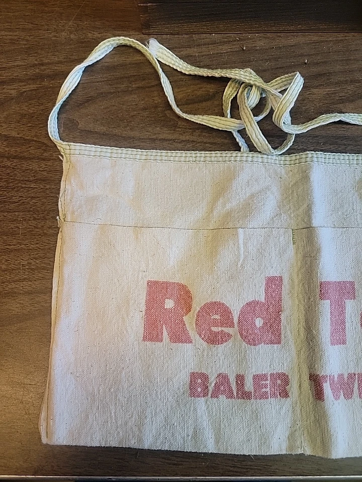Cordel empacadora de heno de granja con tapa roja vintage, herramienta de tela, delantal de uñas Foto 2 de 4