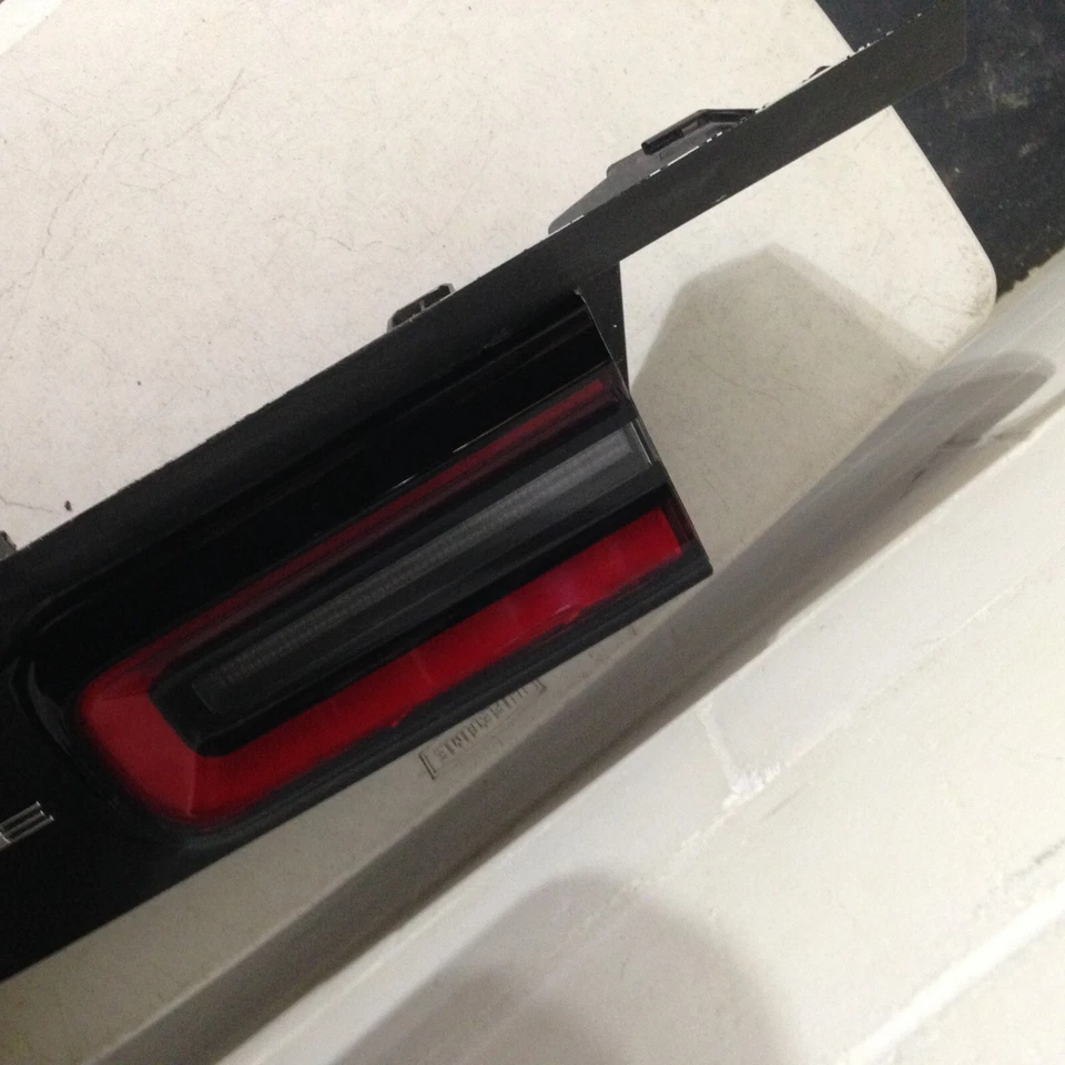 Dodge Challenger 2015-2023 tapa central maletero freno interior LED luz trasera OEM brillante Foto 4 de 4