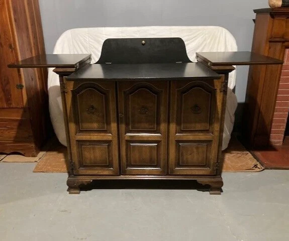 DE COLECCIÓN (AÑOS 60) GABINETE DE BARRA SECA ABATIBLE CON JUEGO DE VIDRIO / RUEDAS / ESTANTE PARA VINOS - PROPIETARIO ORIGINAL Foto 3 de 4