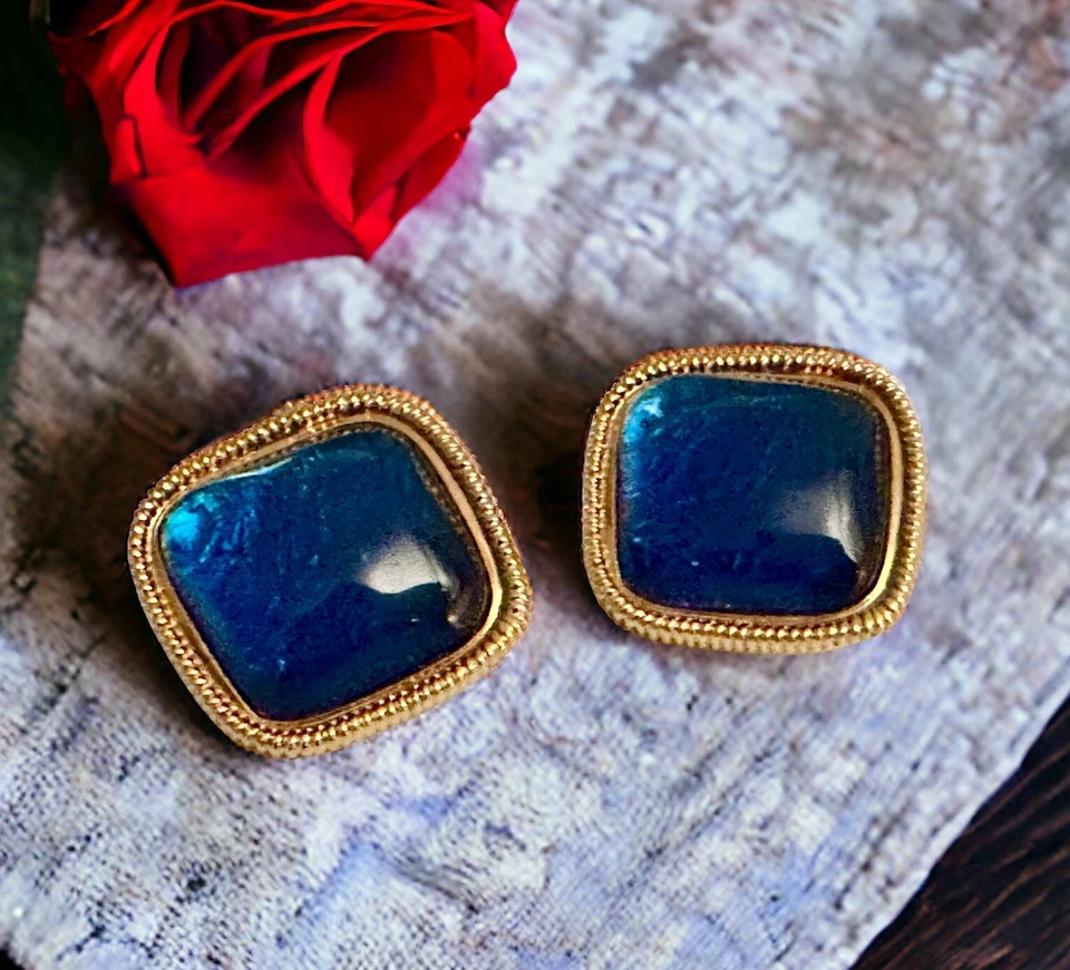 Pendientes de clip vintage Kenneth Jay Lane AVON Caprianti vidrio azul 1,5" años 80 Foto 3 de 4