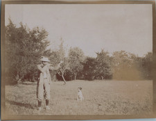 Château de Lacure, Voyage de Marcel Leconte, Homme tirant du fusil et son chien,