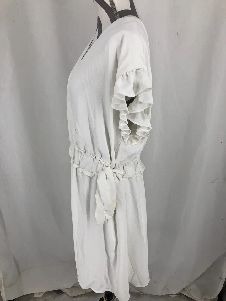 Vestido Emma & Michelle Blanco Flutter Manga Corta Corbatas Laterales Cuello en V 2X Plus Foto 3 de 4