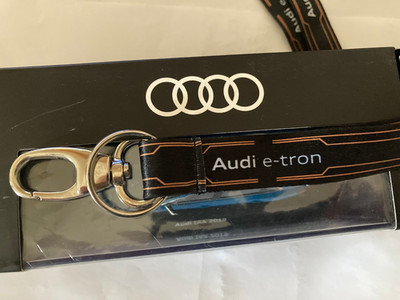 Audi e-tron IAA 2019 mit Schlüsselanhänger , Antigua Blue Metallic , 1:43  OVP