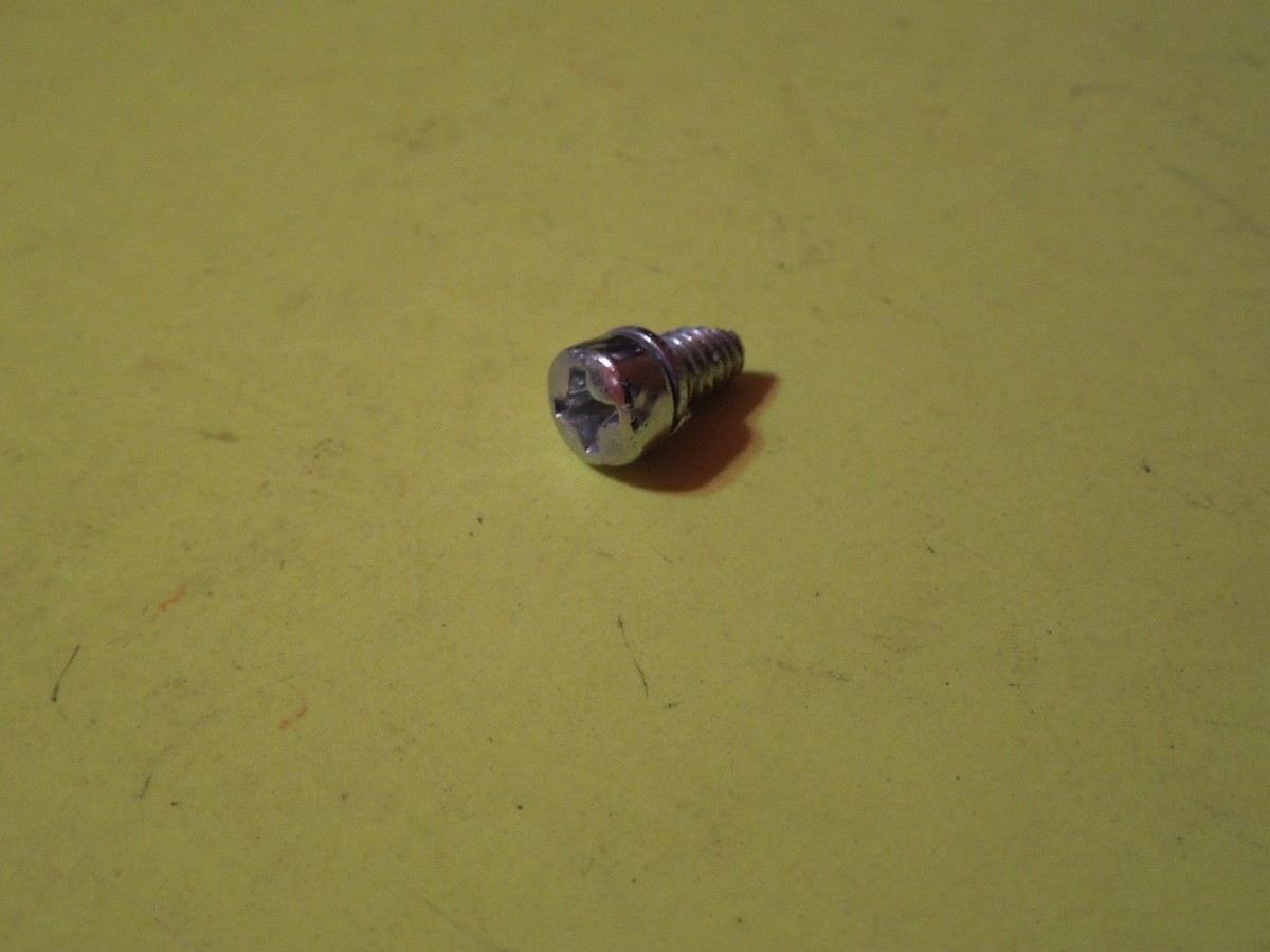 1 NOS OEM Harley Davidson 8-32 x 5/16