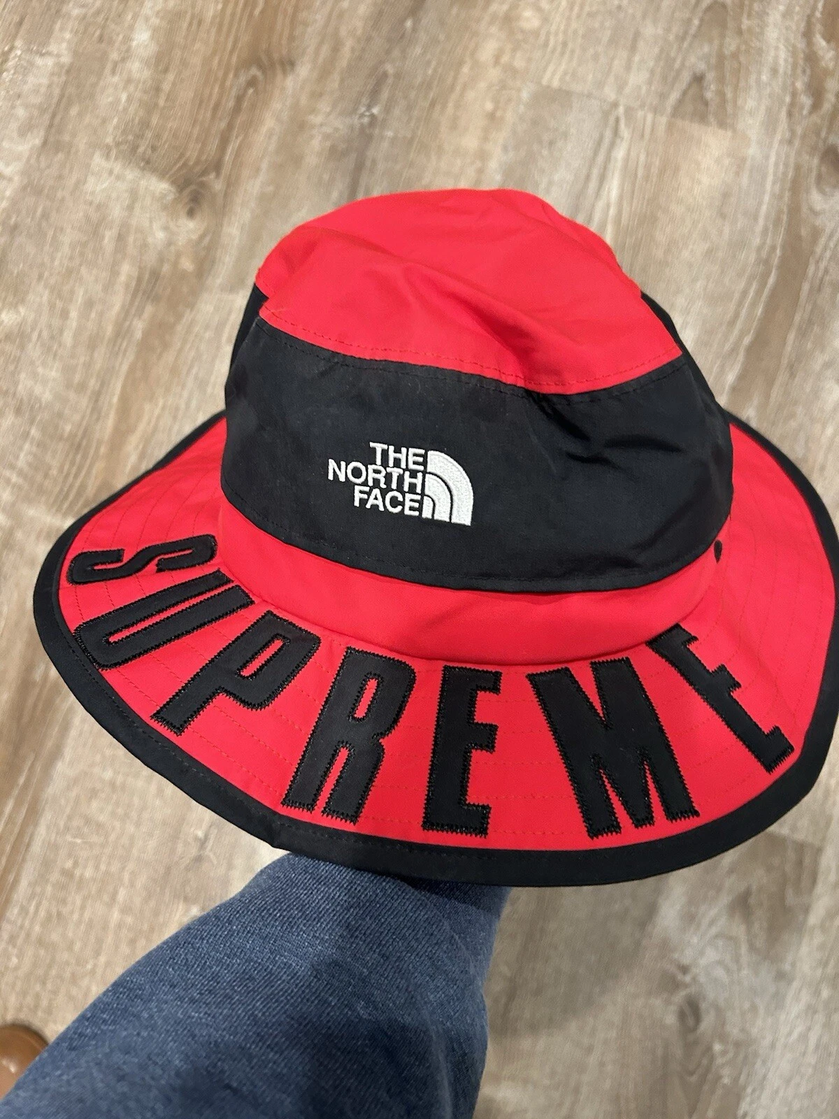 Chapeau seau Northface Supreme Goretex rouge neuf