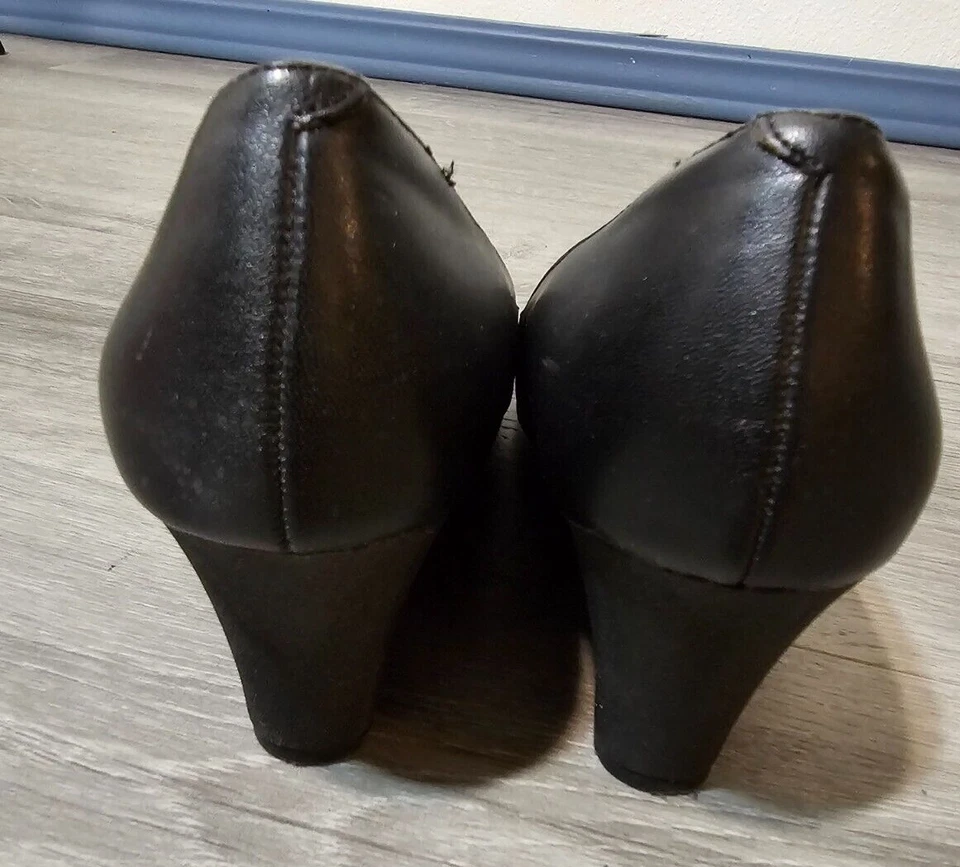 Zapatos de vestir informales Chaps para mujer negros con cuña punta abierta con cadenas talla 7,5 B Foto 4 de 4