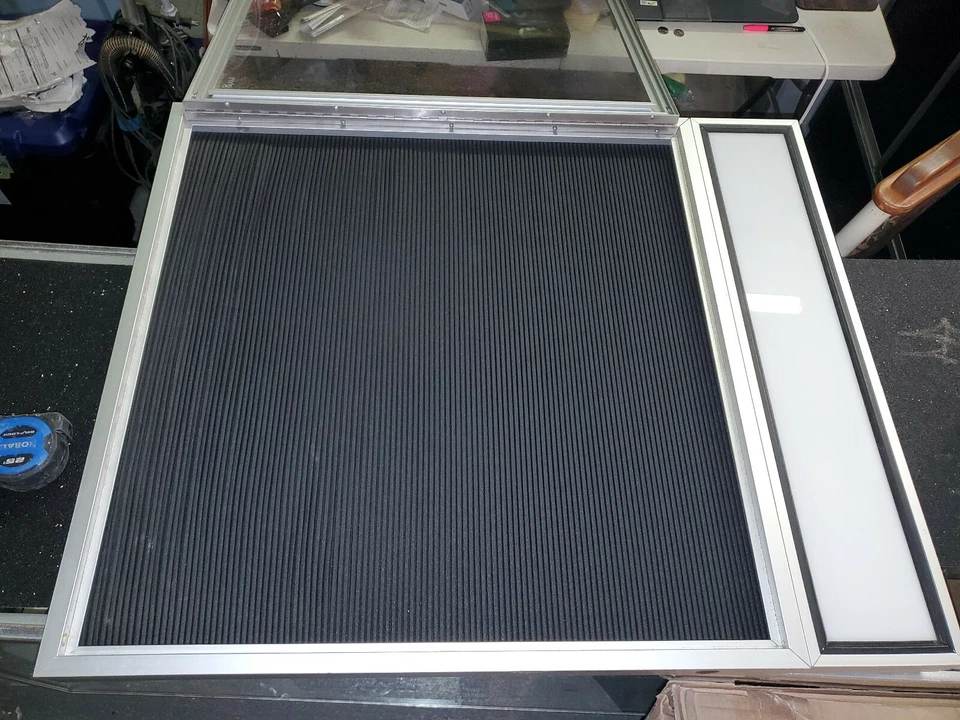 根特 36 英寸 x 30 英寸 1 门缎面铝框架公告板带灯 — 第 3/4 张图片