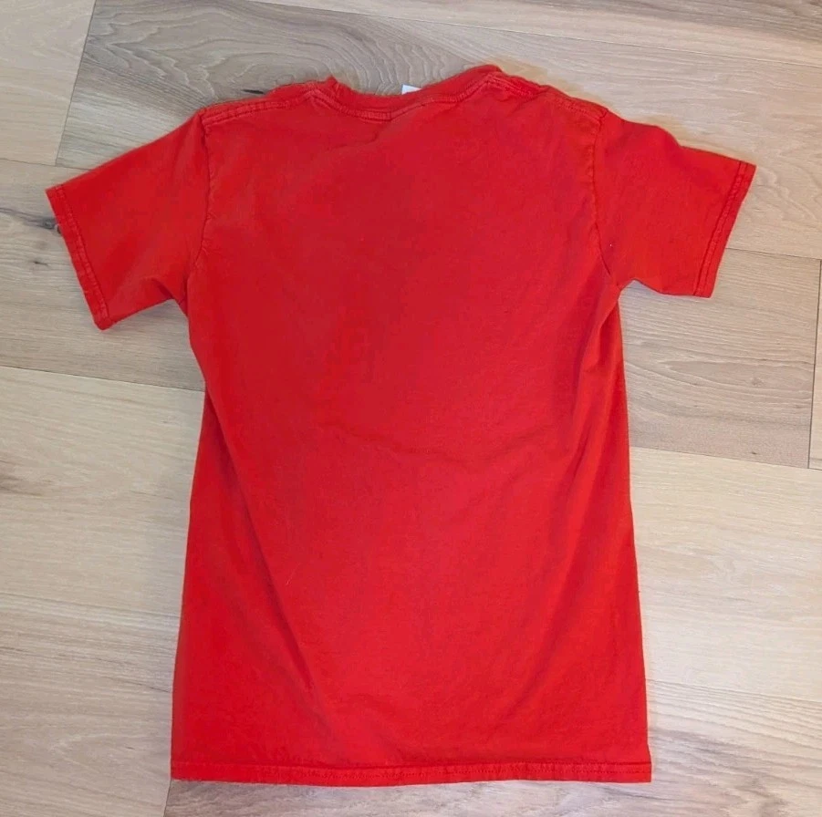 Banksy Dismaland Shirt Banksy Red Size Small 🅱🅰🅽🅺🆂🆈 Bemusement Park - Image 4 of 4