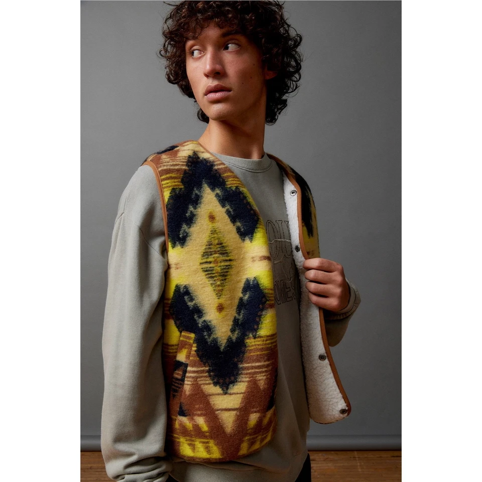 Chaleco Manta Sherpa Azteca URBAN OUTFITTERS BDG Talla Mediana Foto 2 de 4