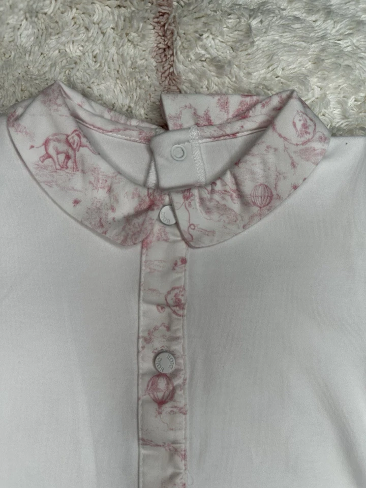 Baby Dior Blanco y Rosa Toile Patas Una Pieza Talla 6M - Nunca Usado Foto 3 de 4