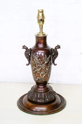 Lámpara de Mesa Antigua Lámpara Japonesa Bronce y Latón Ornamentado Base Madera Detalles Pájaros - Imagen 1 de 4