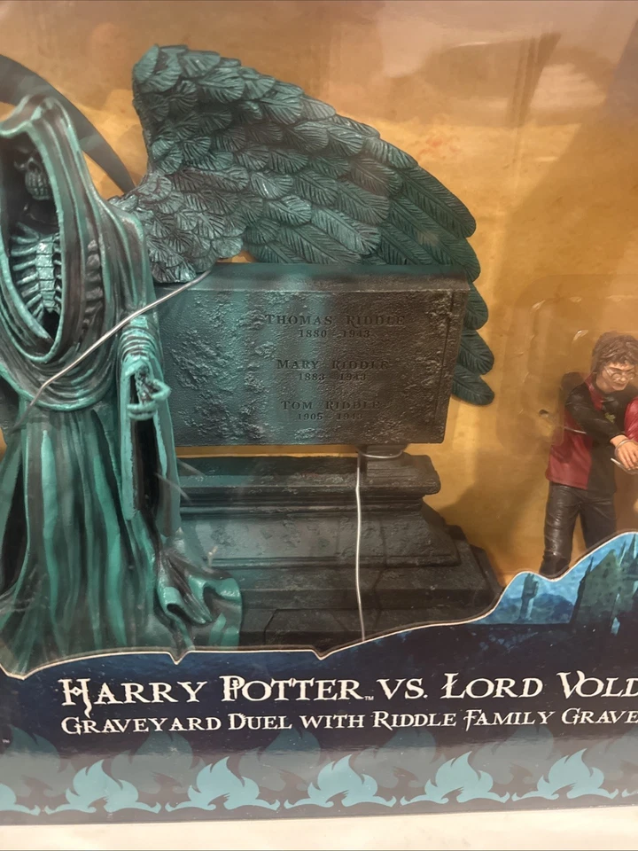 NECA Harry Potter Vs. Lord Voldemort Cementerio Duelo Acertijo Familia Tumba Diorama Foto 4 de 4
