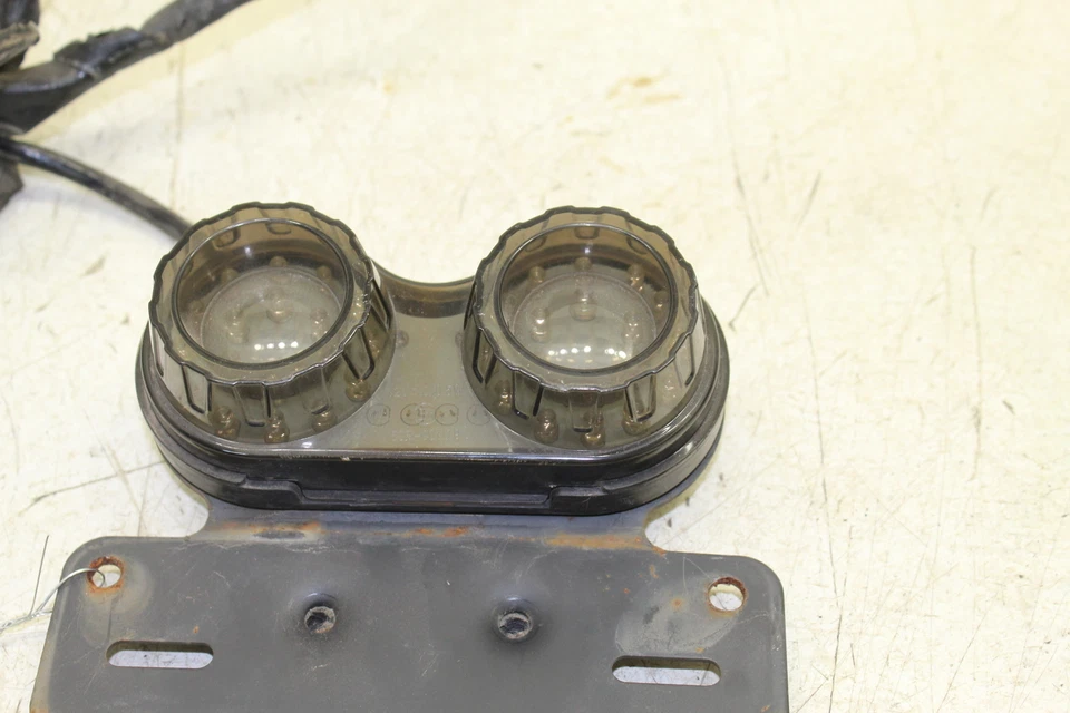 TRIUMPH AMERICA 2005 OEM LUZ TRASERA LUZ DE FRENO TRASERA LENTE AHUMADA B23D Foto 2 de 4