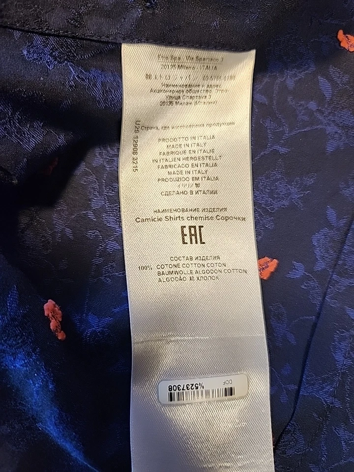 Camisa de vestir Etro Italy para hombre con botones azul marino con mariposas rosas Foto 3 de 4