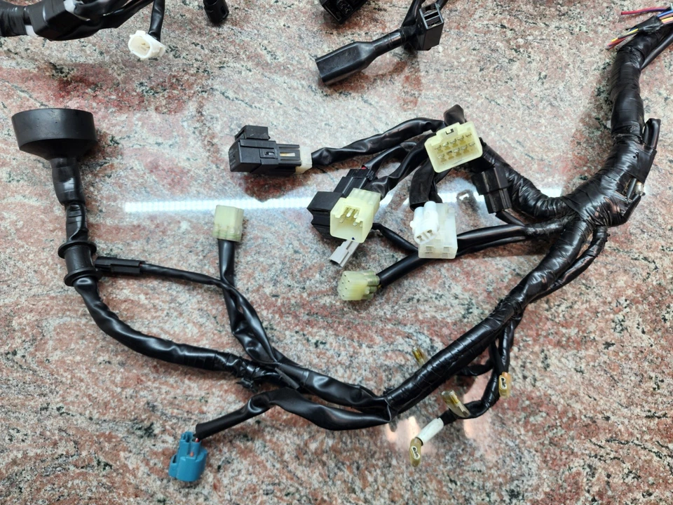 [二手] 2019-2023 年雅马哈 YZF-R3 主线束原始设备制造商 B5L-H2590-10 切割线 — 第 3/4 张图片