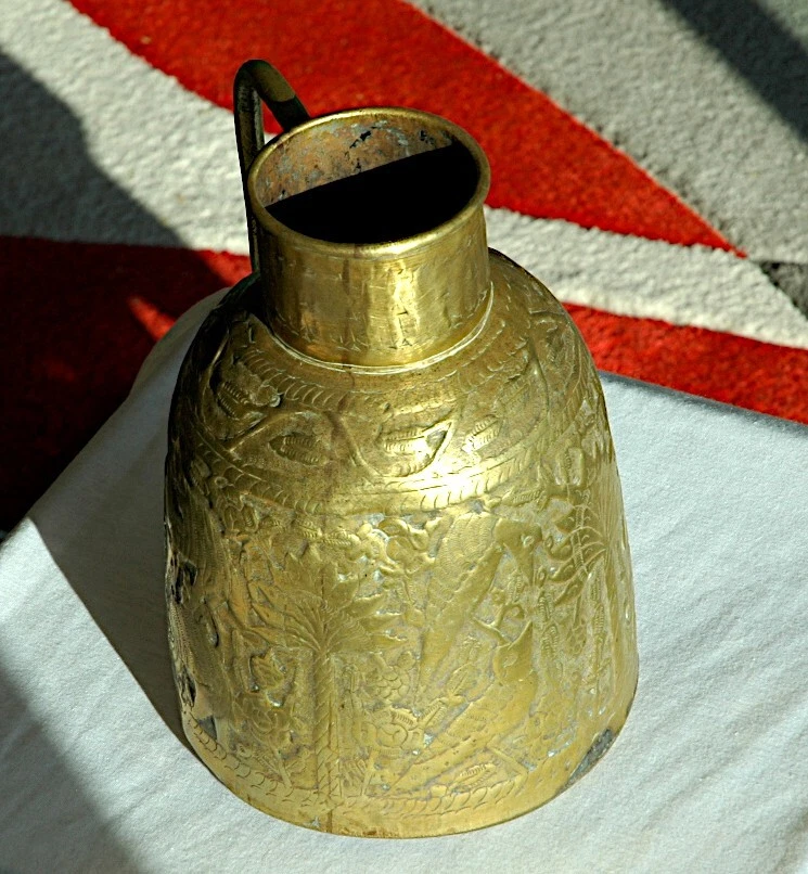 Grand pichet en laiton ciselé et gravé en repoussé - Dynastie Qajar (1796-1925) - Photo 2/4