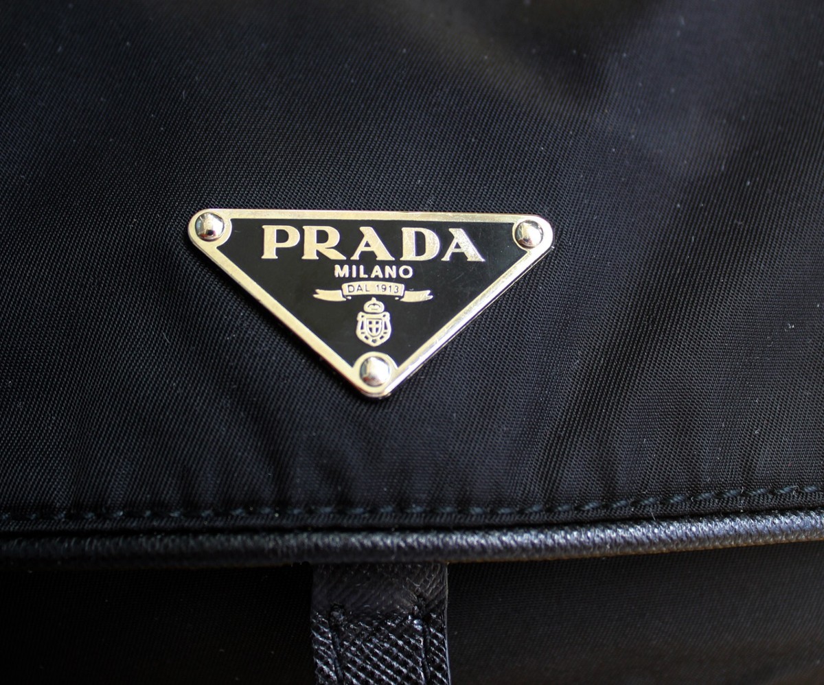 PRADA CLASSIC SHOULDER bag, heavy leather strap. In near PRADA CLASSIC SHOULDER bag, heavy leather strap. In near