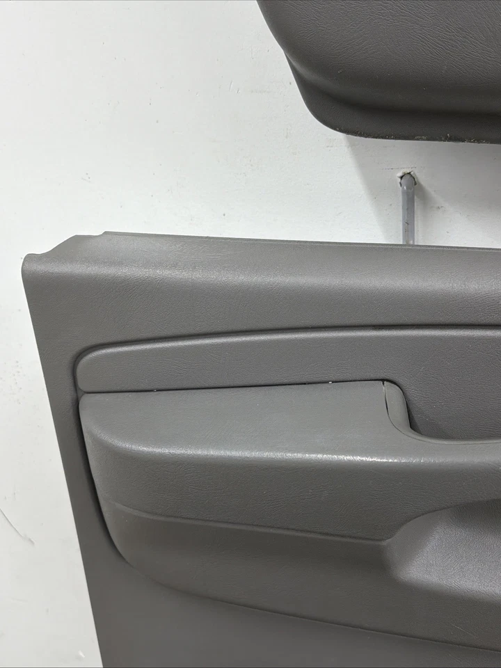 Комплект дверных панелей 03–14 Chevy Express GMC Savana 2500 3500 серый от оригинального производителя - Изображение 3 из 4