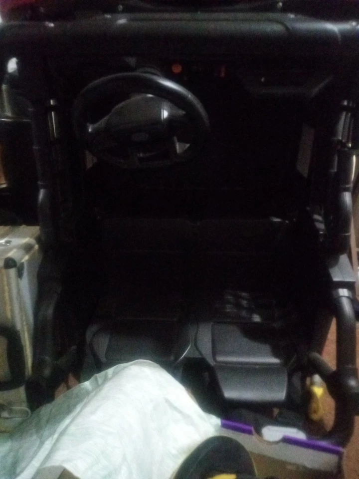 Coche de juguete con ruedas eléctricas para niños de 12 V con control remoto y Bluetooth Foto 2 de 3