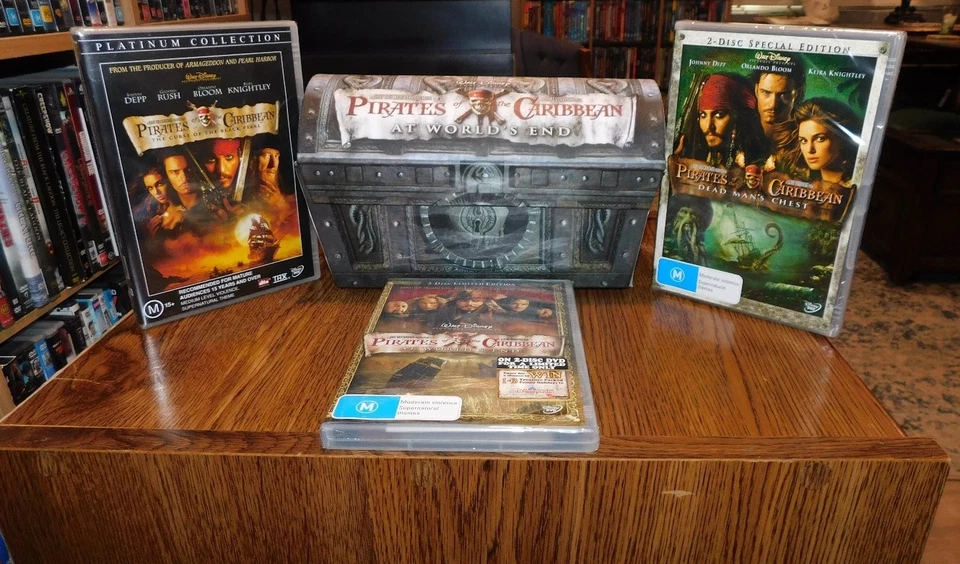 Talk about RARE! Pirates of the Caribbean 3-DVD set IN THEIR OWN CHEST Foto 4 de 4