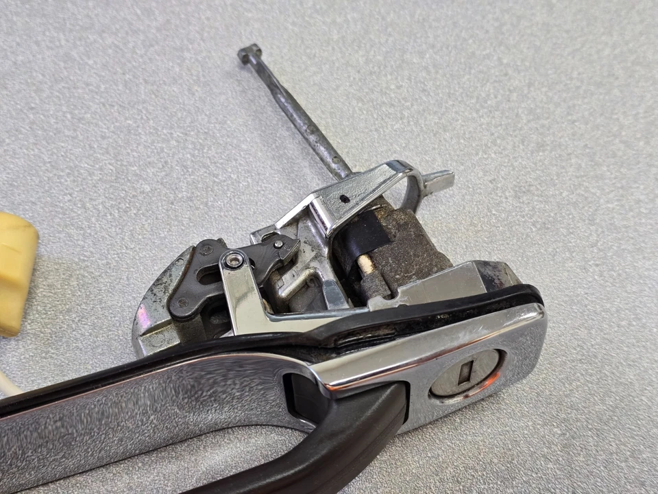 EXCELENTE MANIJA DE PUERTA DE CONDUCTOR USADA MERCEDES BENZ 380 420 500 560 SE SEL SEC #1 Foto 2 de 4