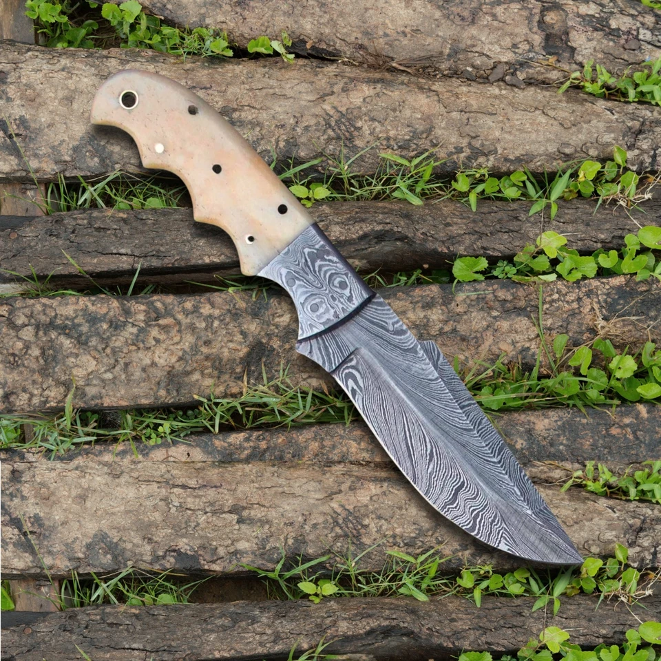 Cuchillo de caza de hoja fija con patrón de plumas de 4,5" acero Damasco con mango de hueso Foto 2 de 4