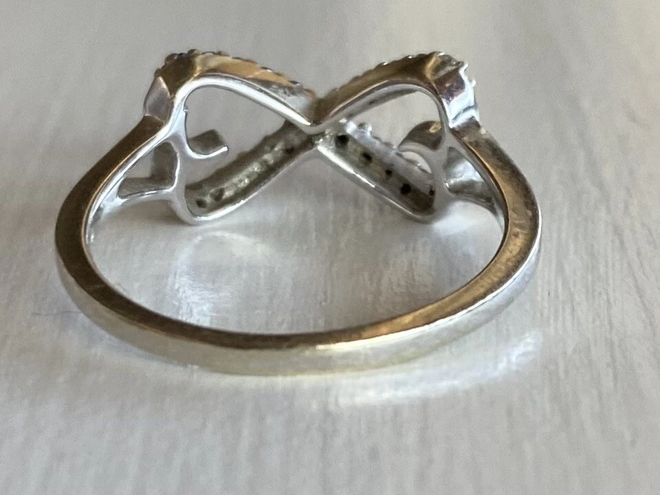 Anillo infinito diamante mejorado color negro redondo oro blanco 10k para mujer 1/3 Foto 4 de 4