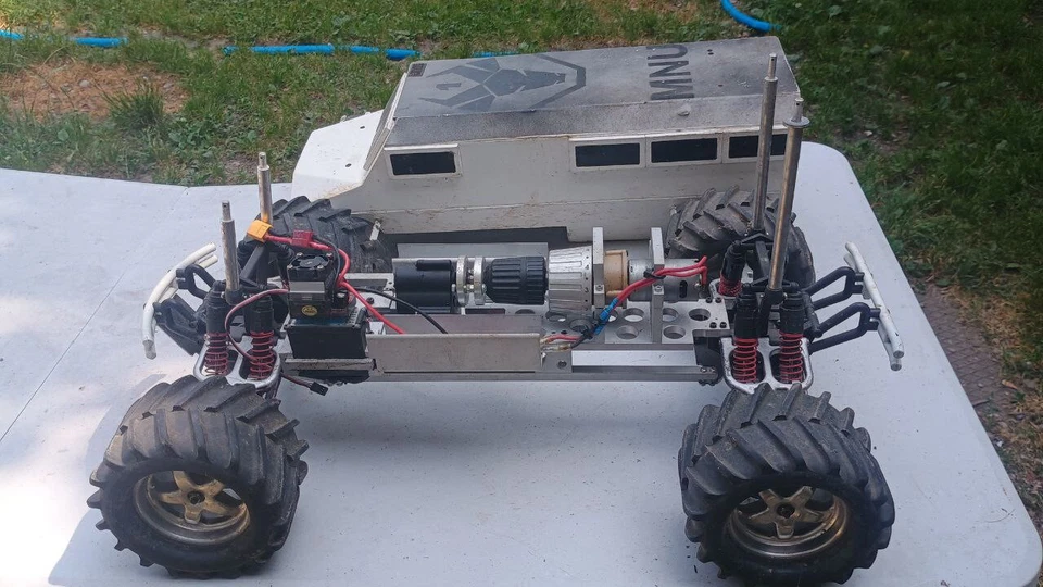 Traxxas E-Maxx Casspir MK3 District 9 Prototipo ibrido scaler su base E-Maxx - Immagine 2 di 4