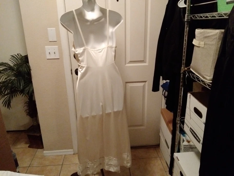 Full Slip ADONNA Vintage Ivory 3 Tier Lace Trim SZ 34 - Image 4 of 4