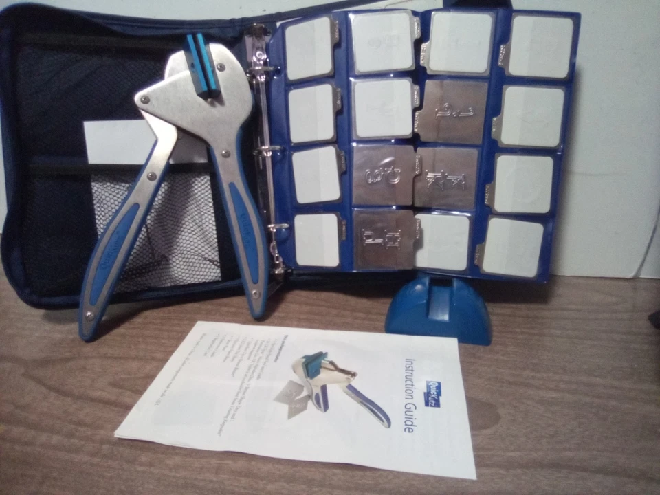 QuicKutz Hand Tool Cradle Binder +Dies, Foam Sheets, Instructions, & Binder - Immagine 2 di 3