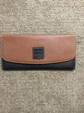 EUC Dooney & Bourke Flat Envelope Wallet Black Tan Pebbled Leather Snap