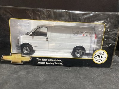 Chevrolet Express 1/25スケール ミニカー Review of 1:25 Chevy Express - YouTube