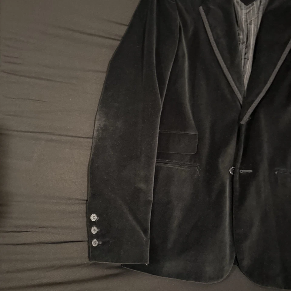 GUESS Men’s Black Velvet Blazer Suit Jacket Size XL Two Button - Image 4 of 4