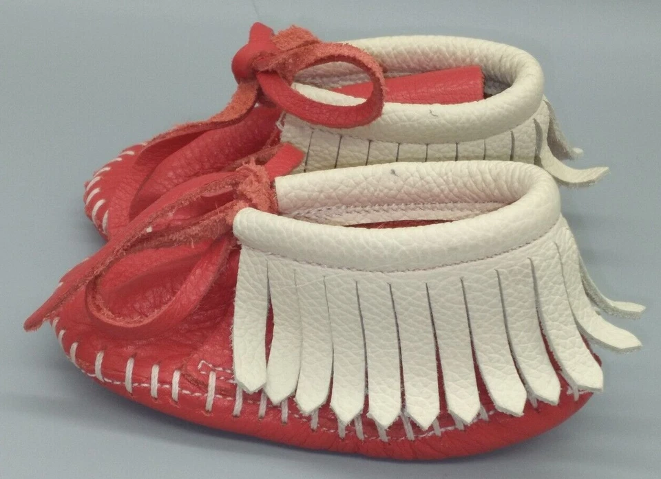 Par de mocasines Taos rojos/blancos con flecos de cuero talla infantil Foto 3 de 4