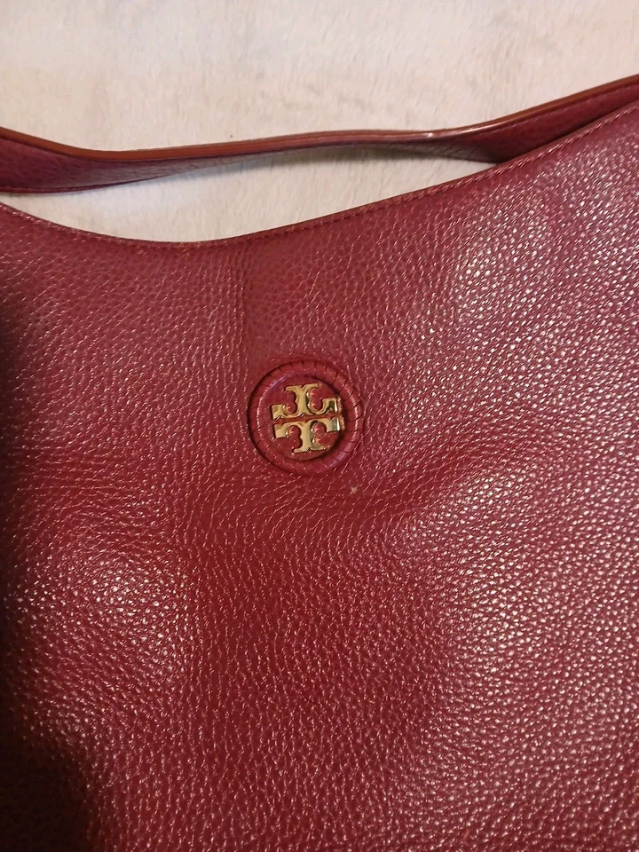 Сумка хобо Tori Burch. Бордовый наплечная сумка. 13 дюймов в высоту. Галечная кожа - Изображение 4 из 4