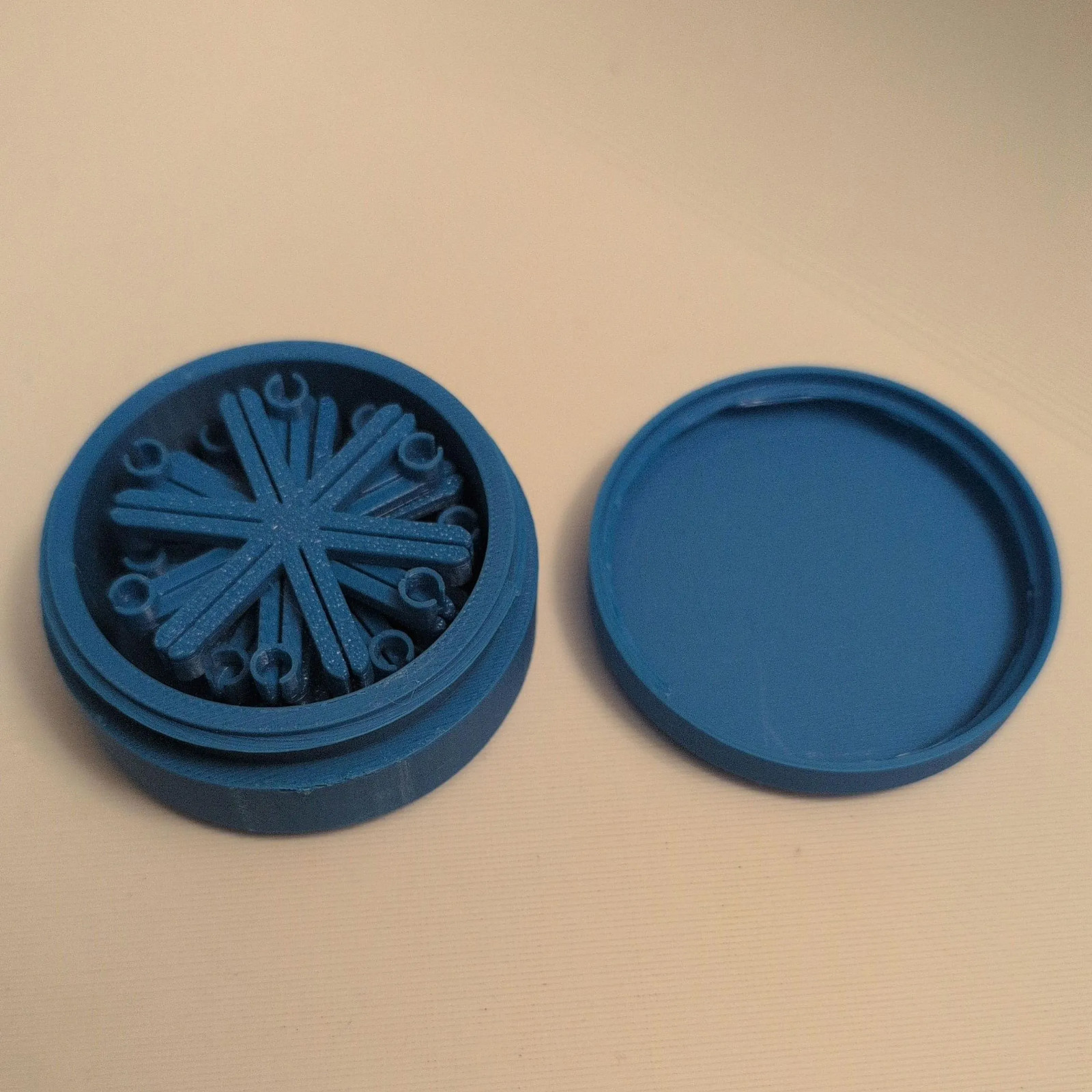 Capper Kit, with 8 Star Cappers and Case for Percussion Caps