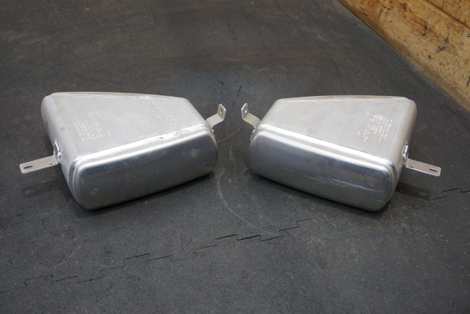 Set 2 Air Suspension Accumulator Tank OEM 4M0616203 4M0616204 Bentley Bentayga