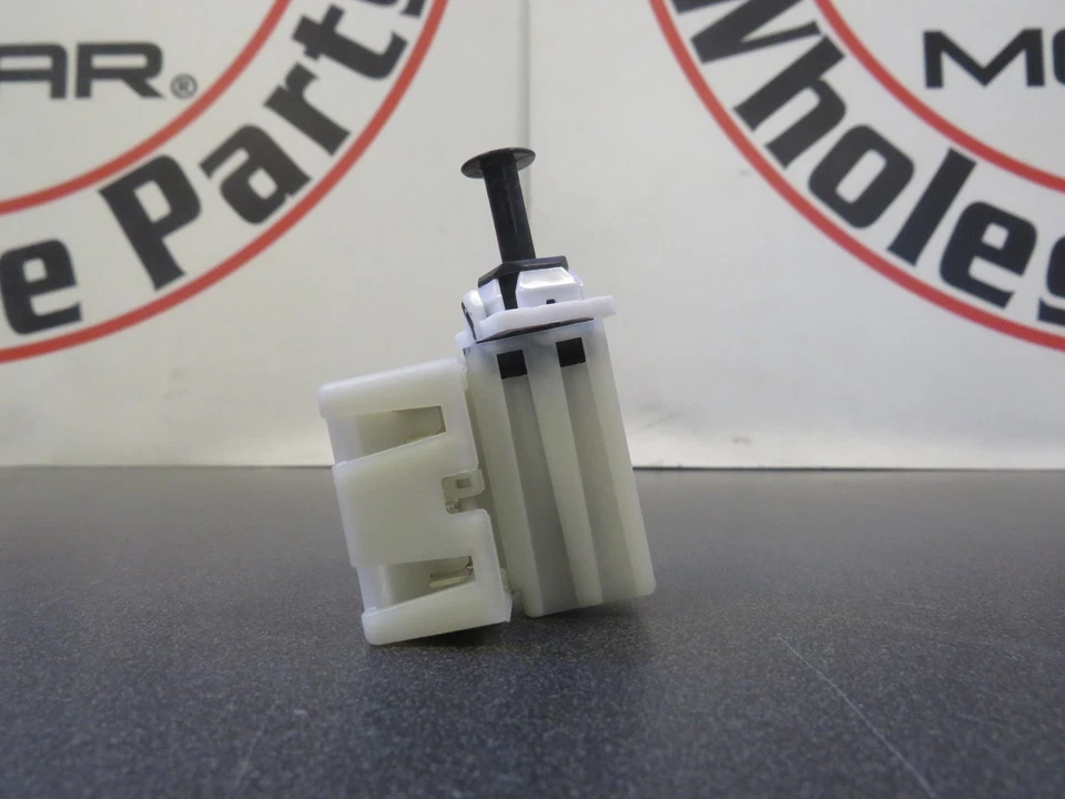 Interruptor de lámpara de parada Dodge Ram Chrysler Jeep NUEVO OEM MOPAR Foto 3 de 4