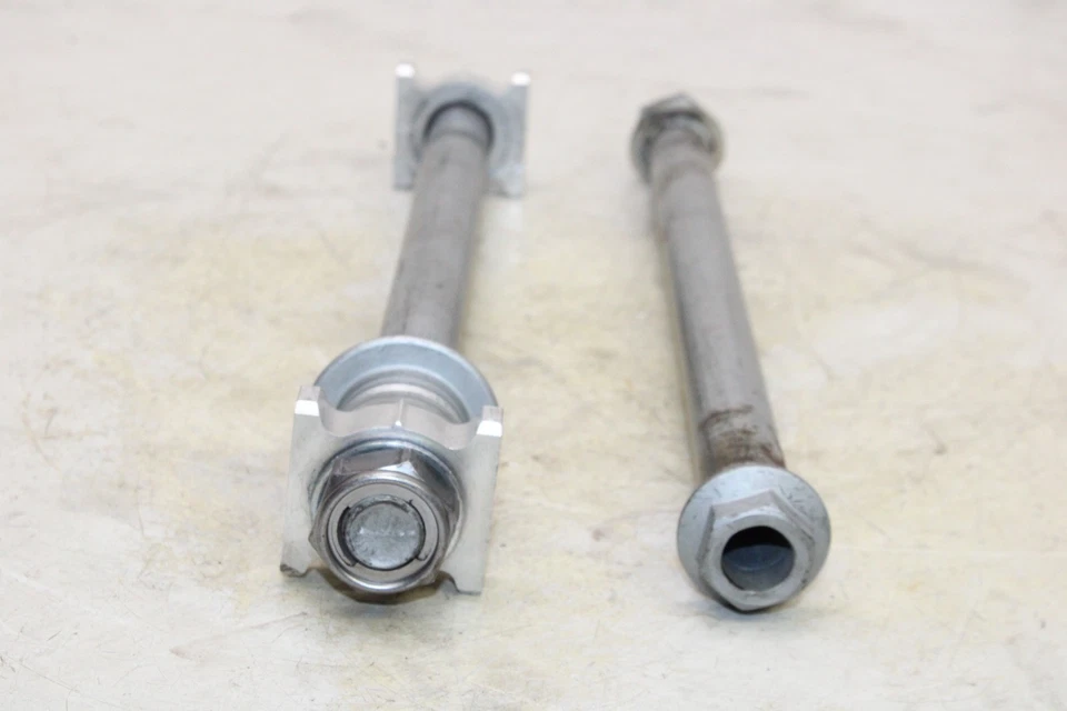 14-16 HONDA CBR650F OEM EJE TRASERO LLANTA RUEDA TRASERA EJE PERNO PIVOTE CON PERNO Foto 4 de 4