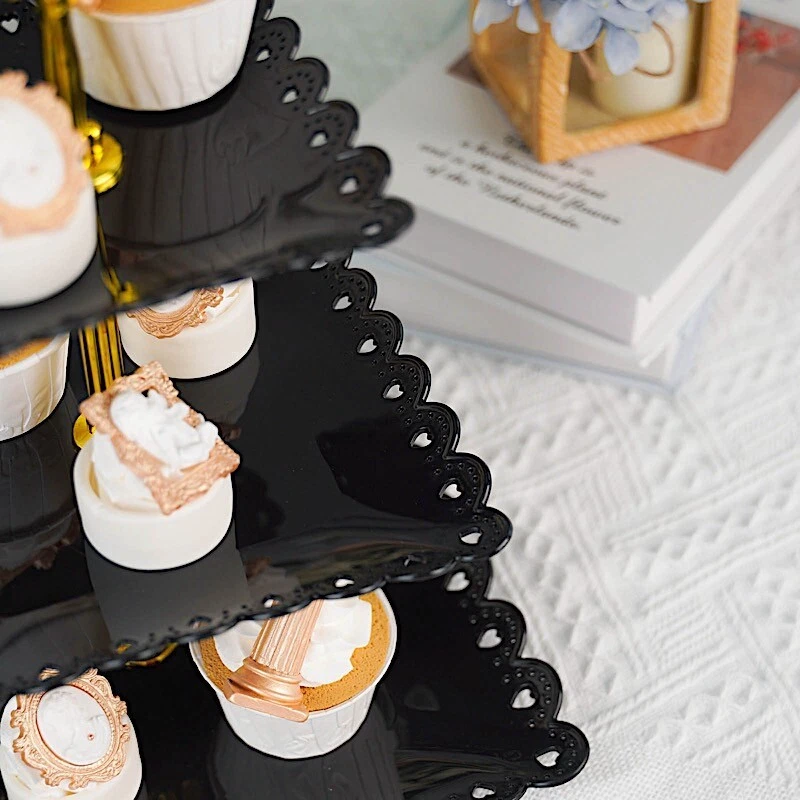 SOPORTE PARA CUPCAKES CUADRADO DE PLÁSTICO NEGRO 3 niveles 13" con borde de corazón decoraciones de fiesta Foto 3 de 4